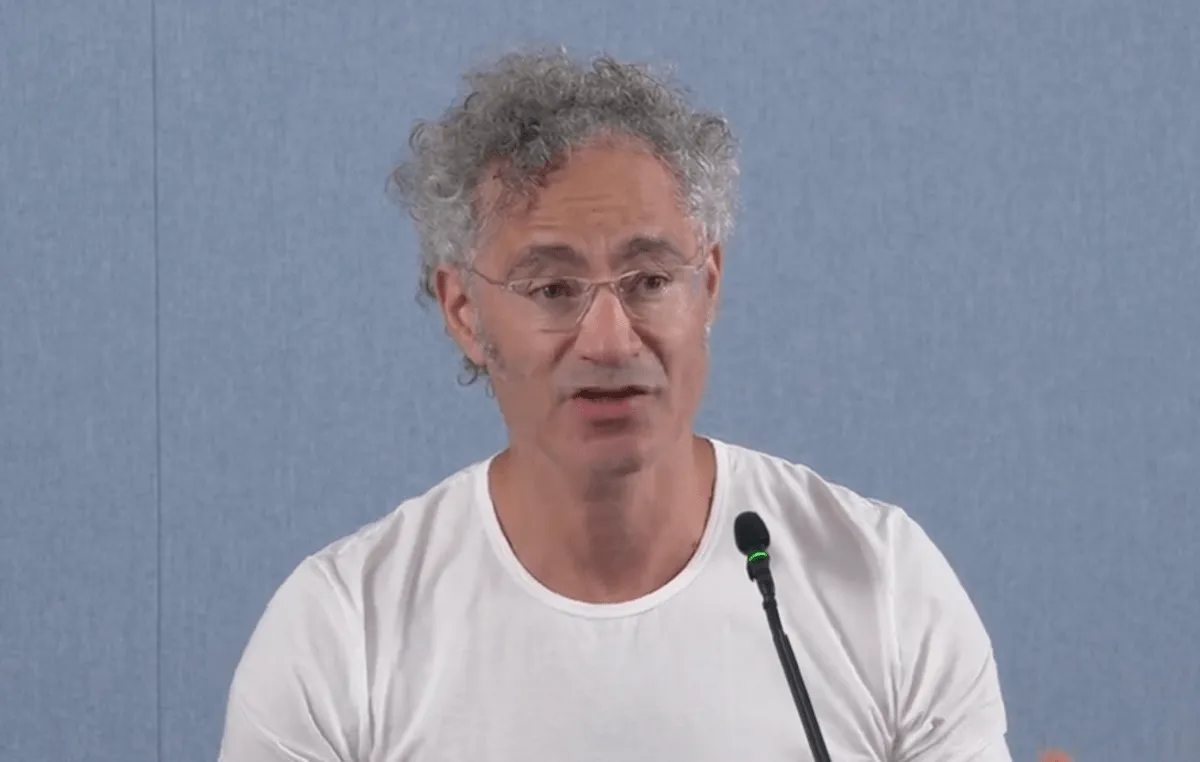 Il CEO di Palantir critica l'industria AI dopo un trimestre record